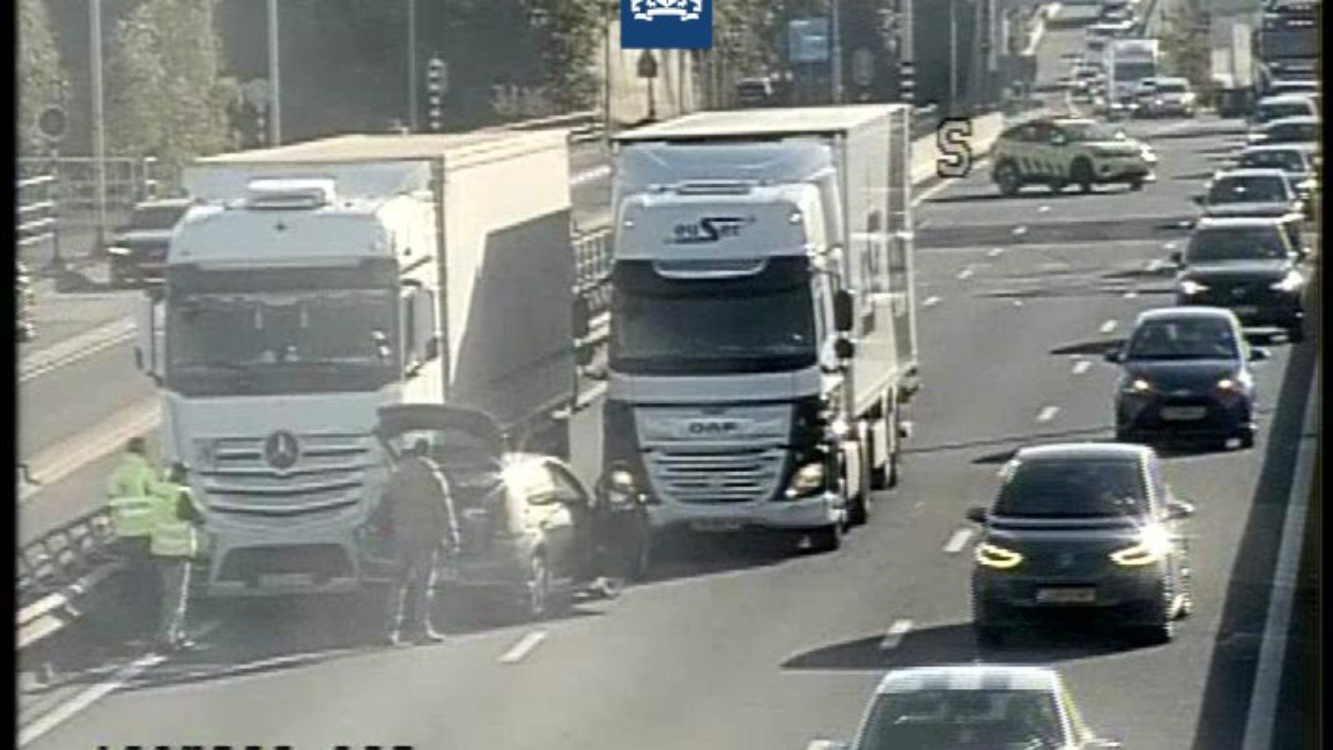 Door het ongeval zijn twee rijstroken afgesloten, de vertraging loopt op