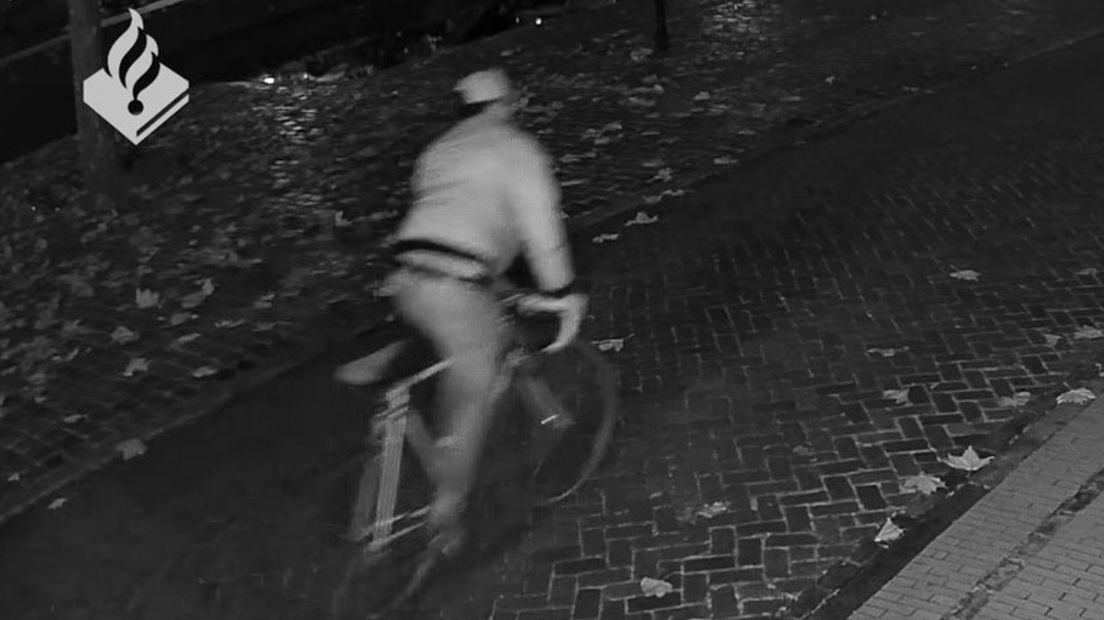 De verdachte met camera vastgelegd op de fiets
