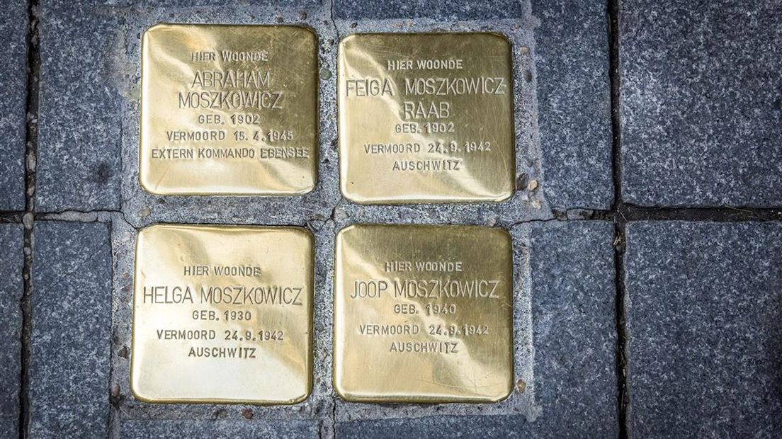 Stolpersteine op de stoep voor het voormalige woonhuis van Max Moszkowicz senior in Maastricht