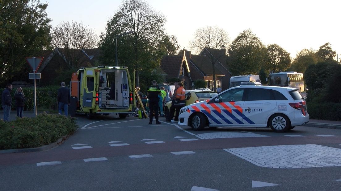 De fietser werd op straat behandeld.