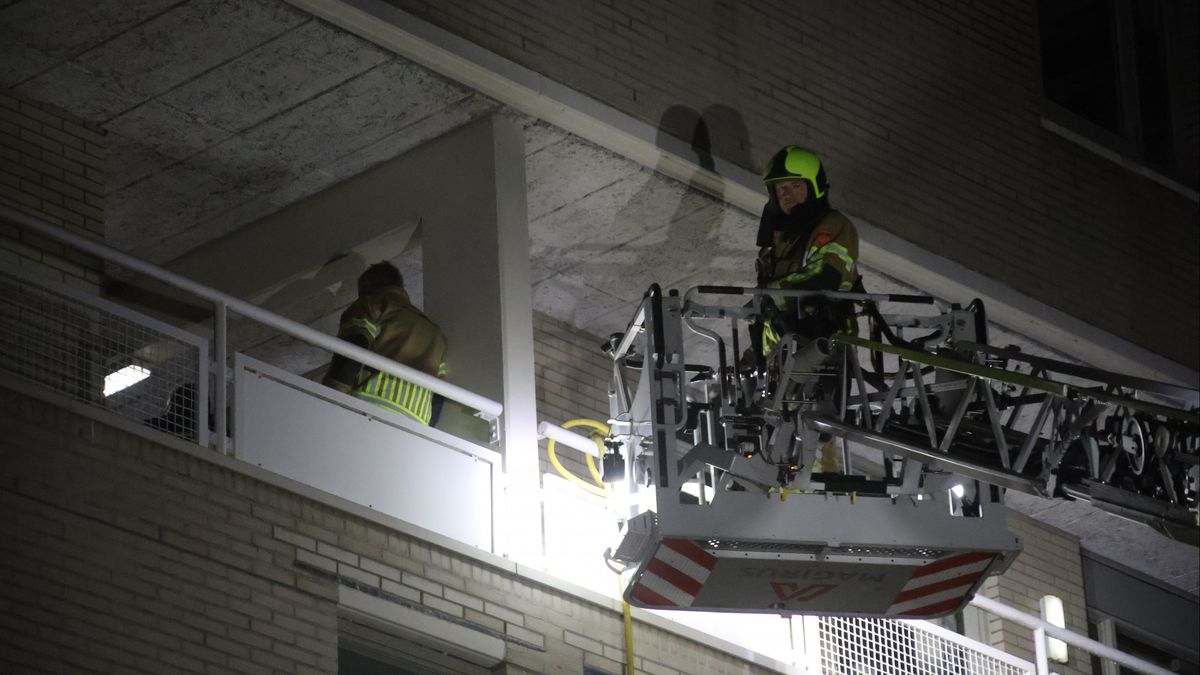 Bewoner uit huis gehaald bij brand in flat, gewond naar ziekenhuis