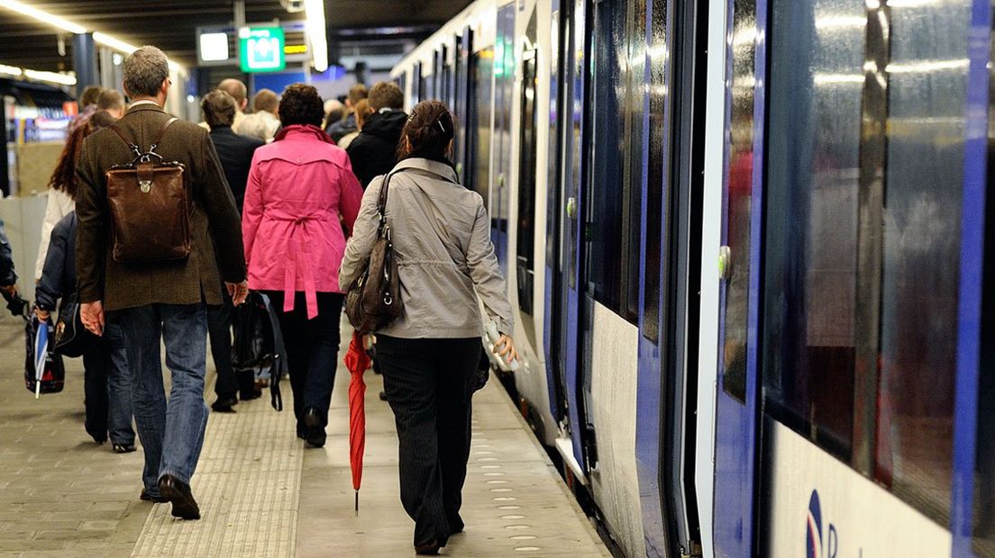Metrolijn E Slinge vertrekt van Den Haag Centraal naar Rotterdam