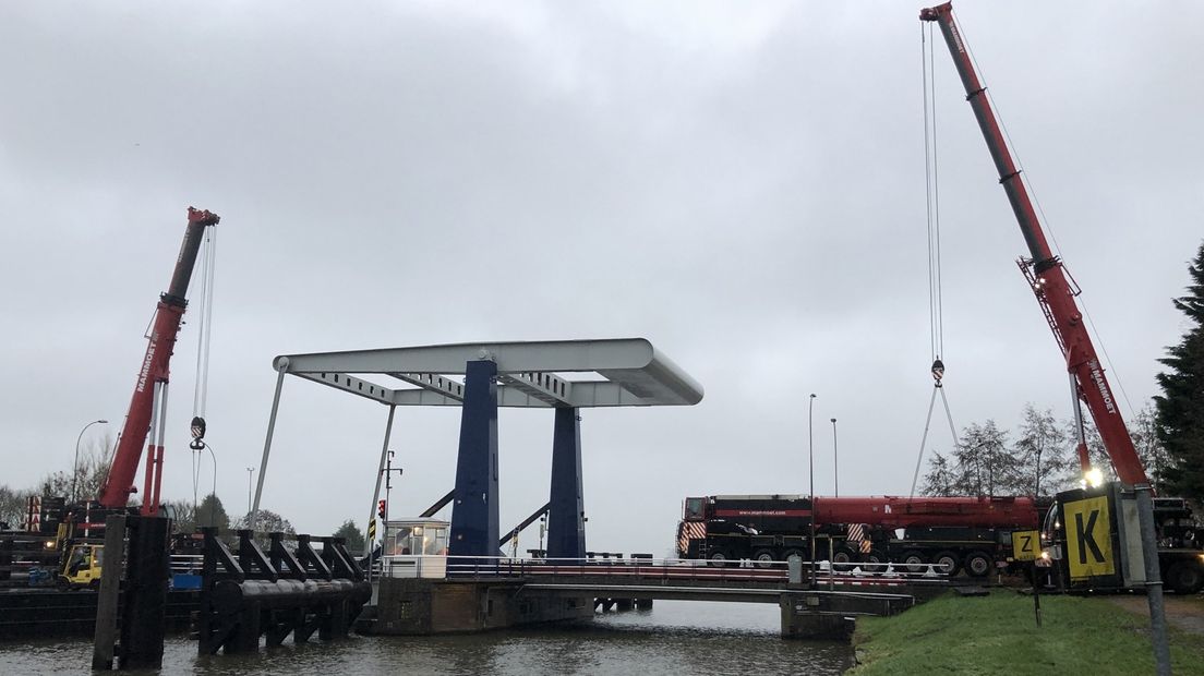 Twee grote kranen staan klaar bij de kapotte Borgbrug