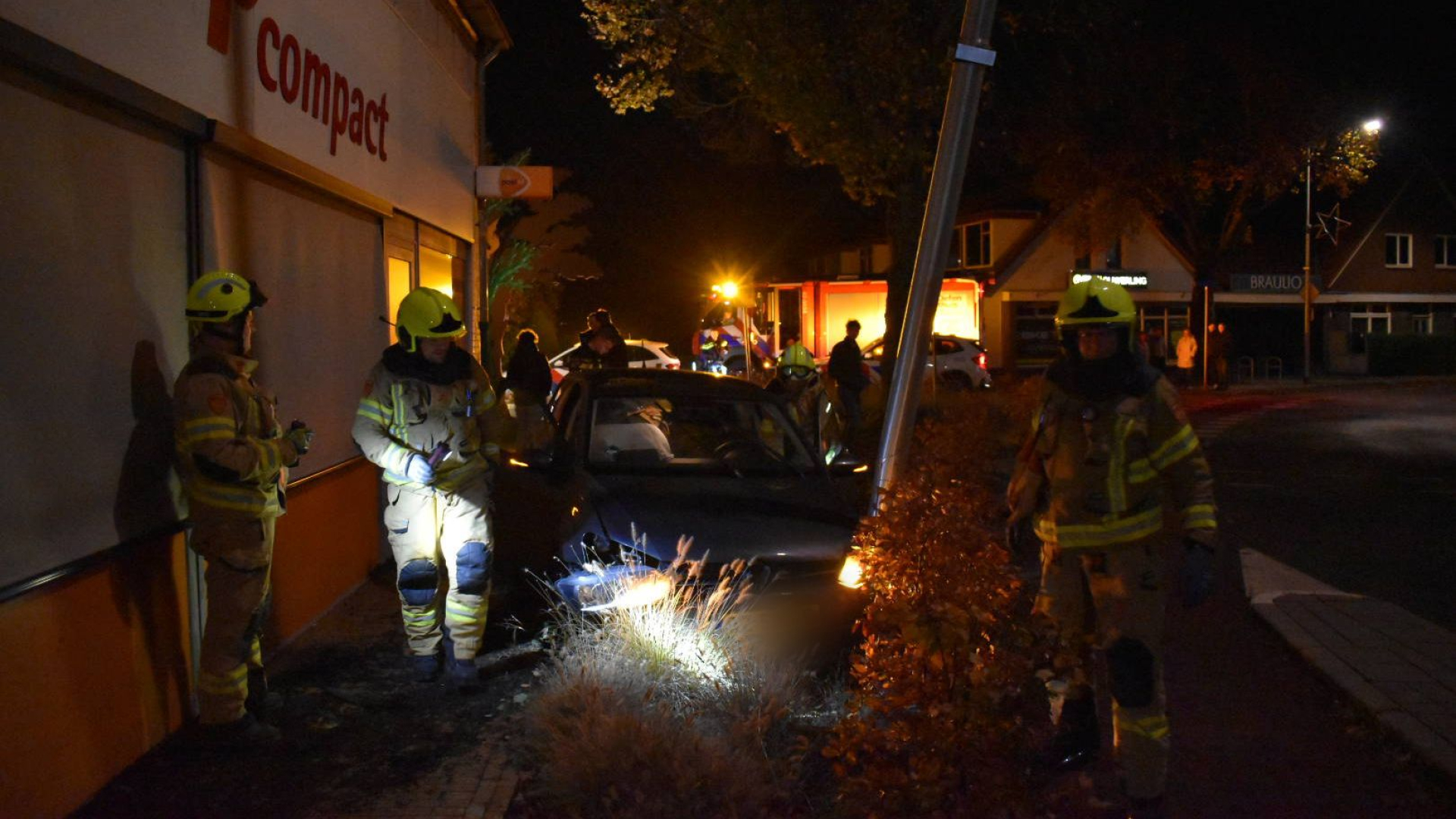 Auto vliegt uit de bocht en komt tegen lantaarnpaal tot stilstand