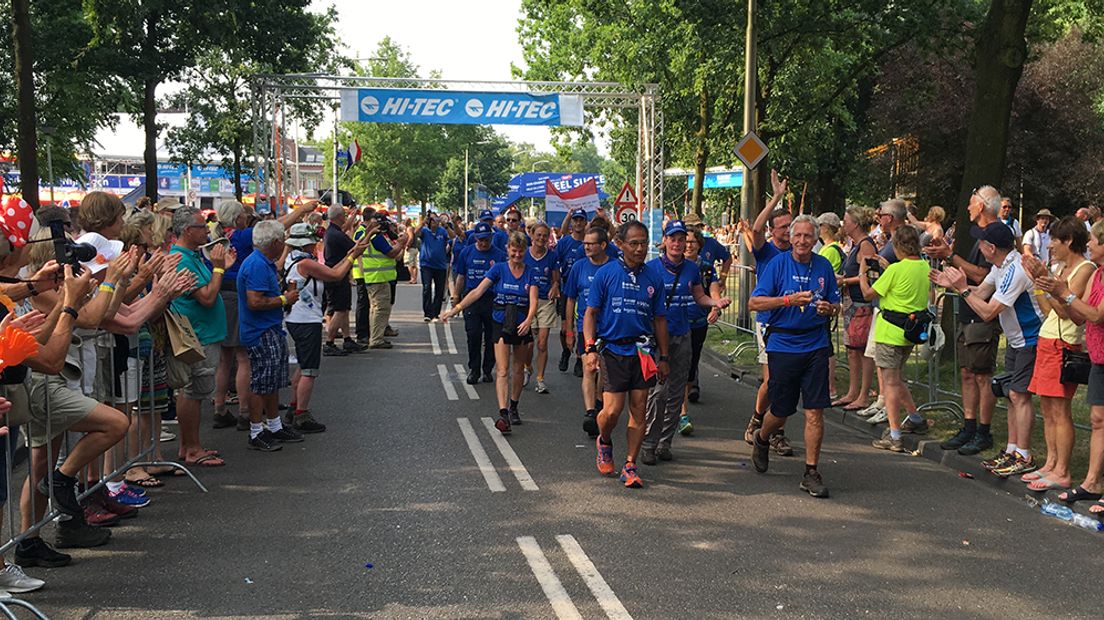 De wandelaars die de eretocht lopen zijn begonnen aan de Dag van Cuijk en in het centrum van Nijmegen barsten de feesten opnieuw in alle hevigheid los. Lees er hier alles over in ons liveblog.