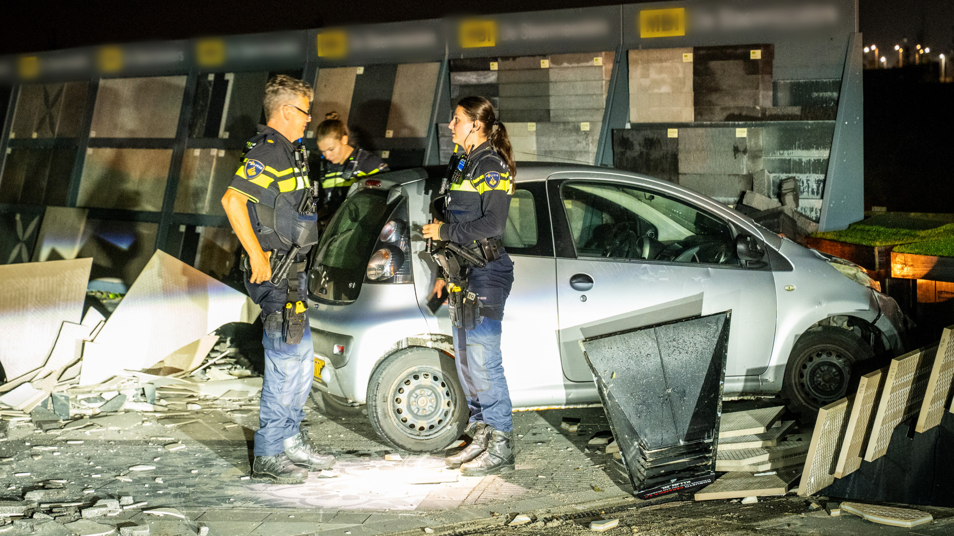 De auto die is ingereden op de showroom aan de Steekterweg in Alphen aan den Rijn