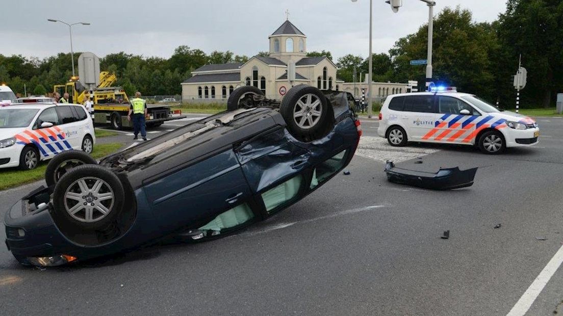 Auto over de kop na aanrijidng