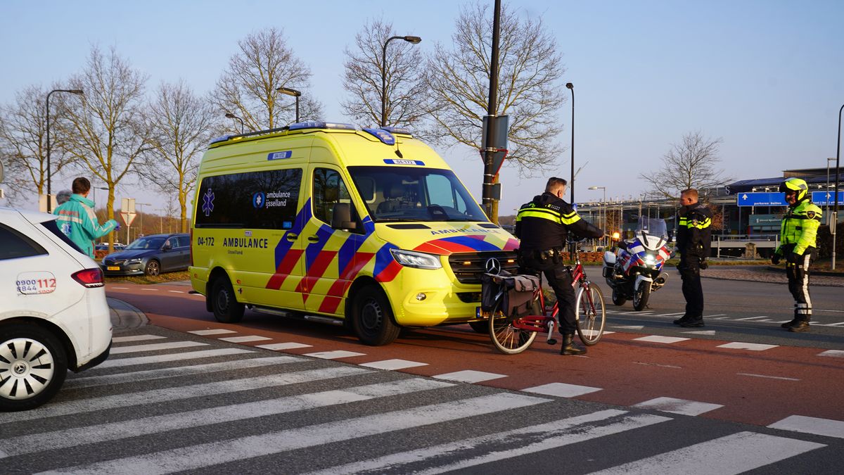 Fietsster aangereden op rotonde bij ziekenhuis Deventer