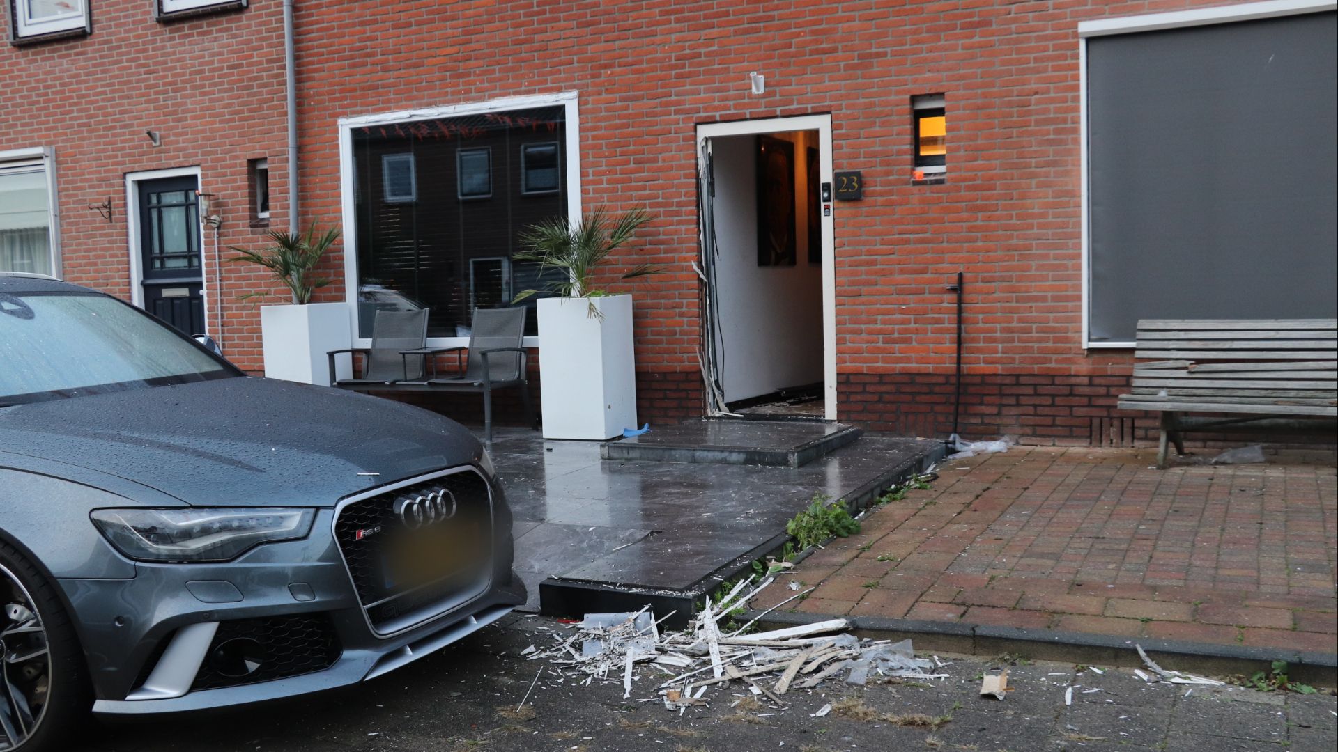 Politie doet invallen bij chalet en woning in Lopikerkapel en Vianen