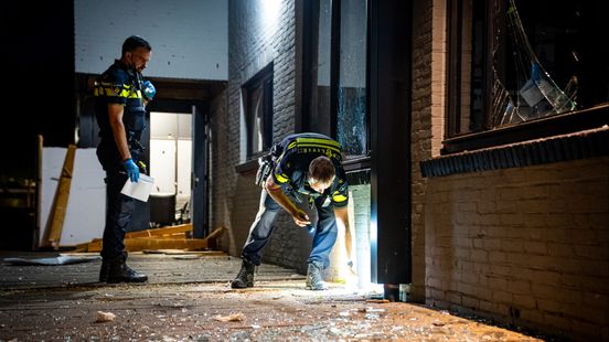 Explosie bij voetbalclub, schade aan ruiten en overkapping