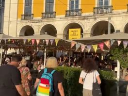 Zingende supporters op Praça do Comércio