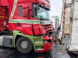 Op de N3 botsten drie vrachtwagens op elkaar met veel schade tot gevolg