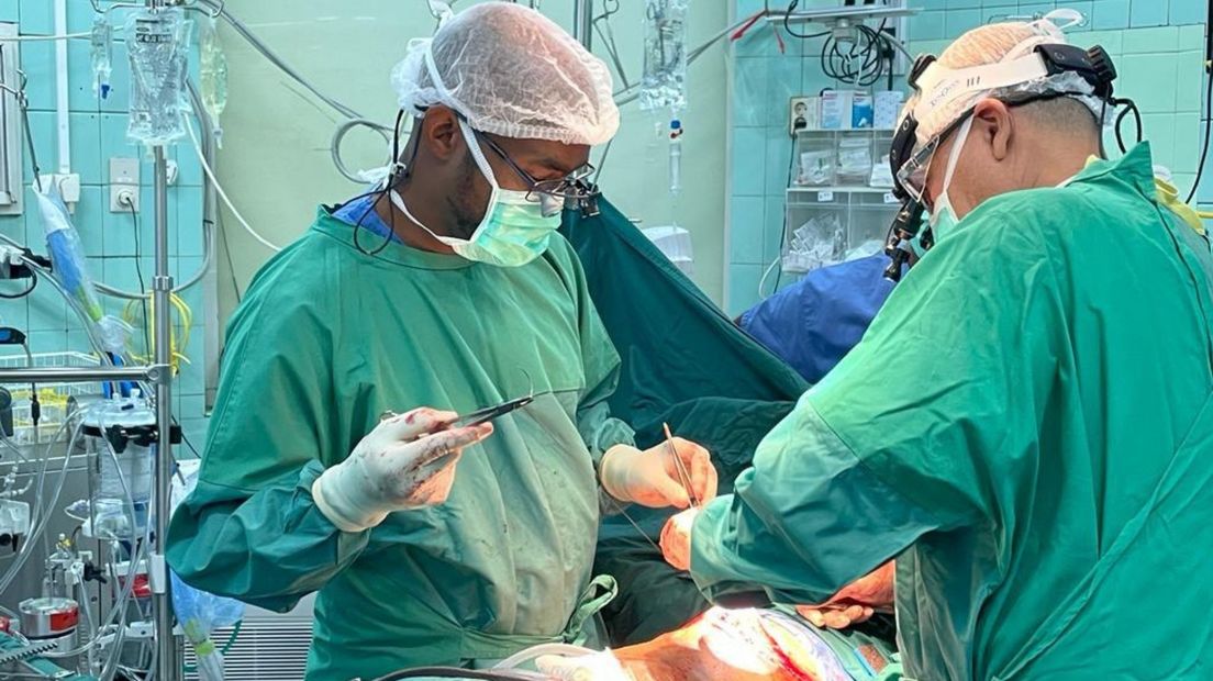 Kinderhartchirurg Ryan Accord tijdens een operatie in Suriname, vorig jaar oktober