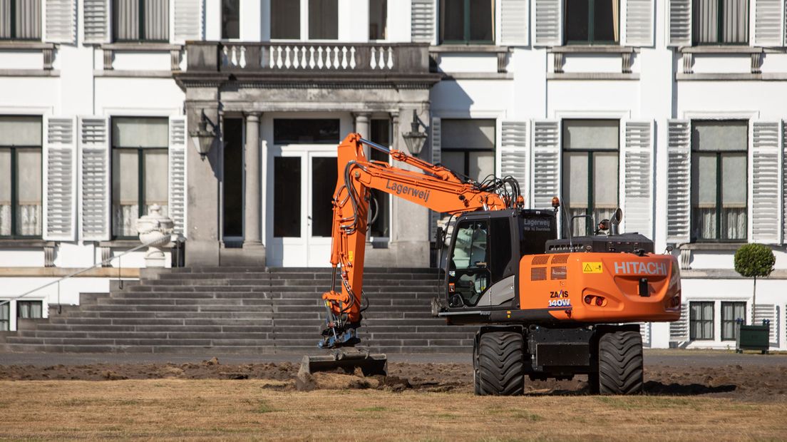 Graafmachine verwijdert dood gras Paleis Soestdijk.