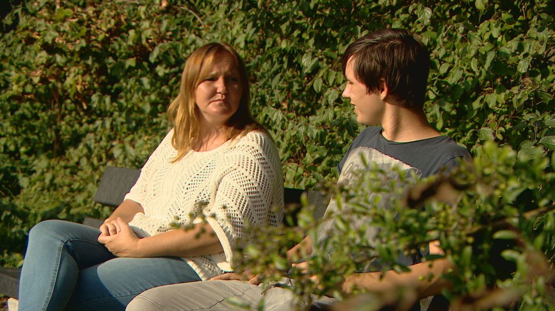 Teun met moeder Judith zitten op een bankje