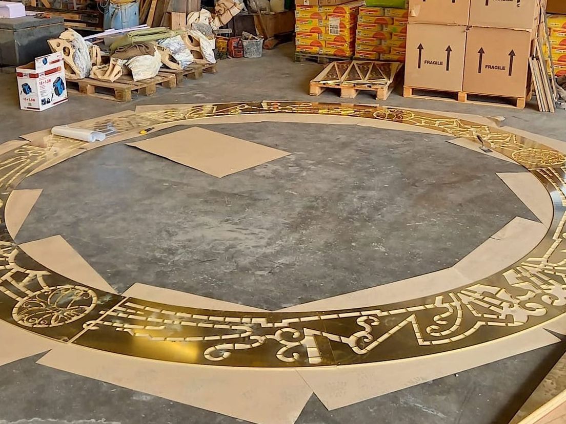 Het messing ligt klaar voor het monument