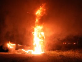 Cateringwagen vliegt in brand op A28