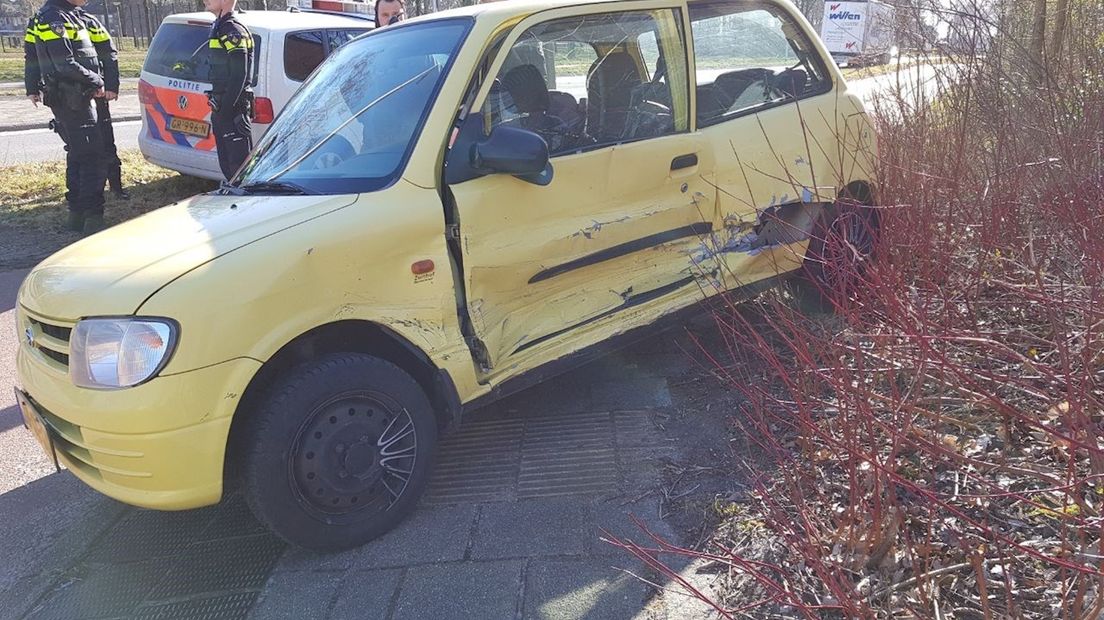 Auto wordt weggeslingerd bij aanrijding in Enschede