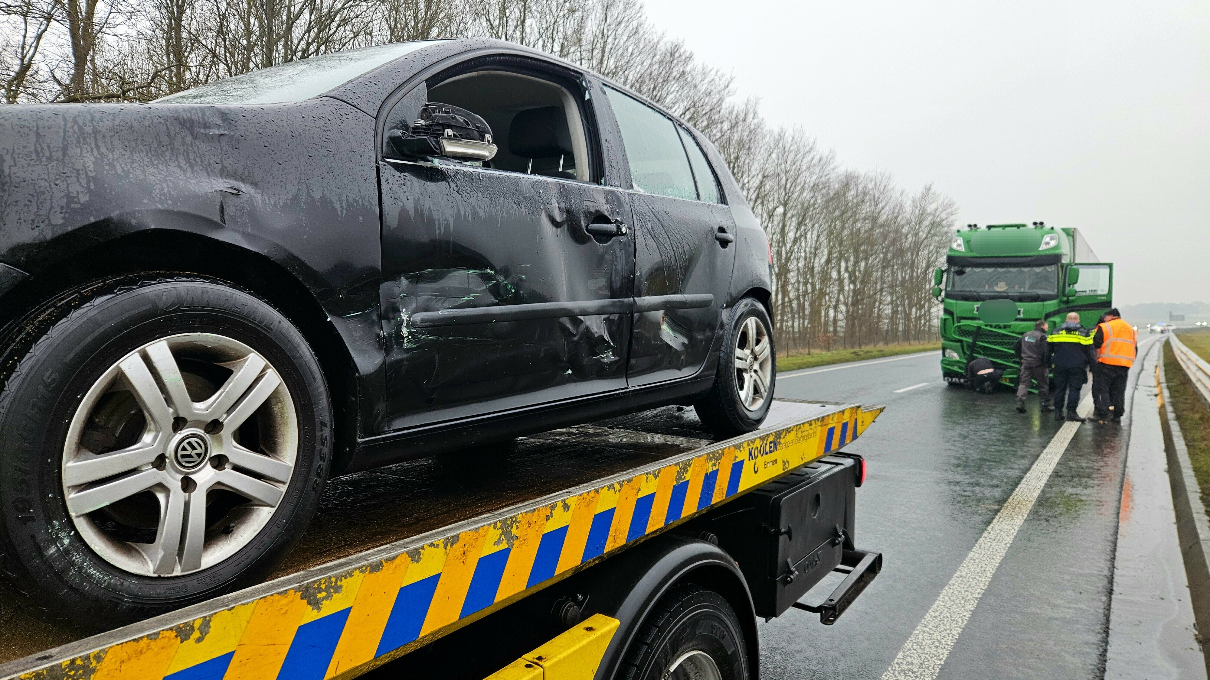 Code oranje verlengd tot 15.00 uur, meerdere auto's slippen op de weg