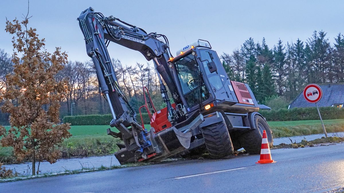 Graafmachine kantelt, maar valt net niet in Norgervaart