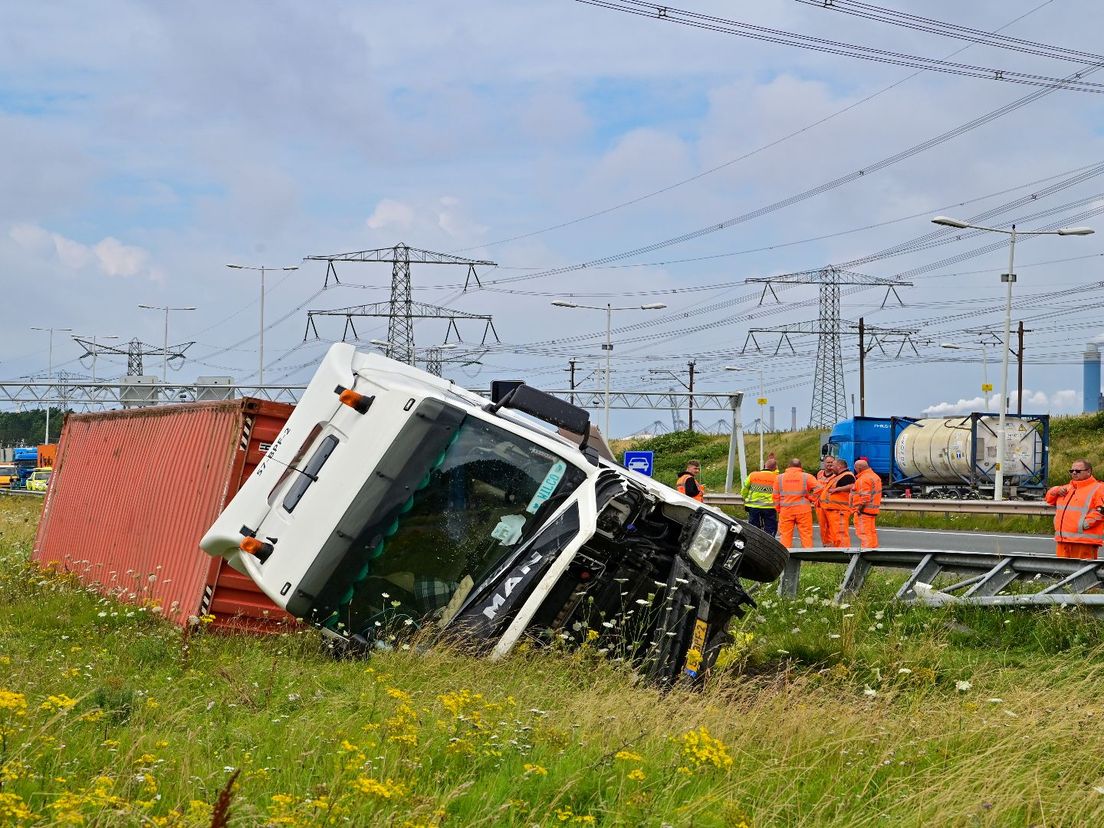 Vrachtwagen belandt in de berm