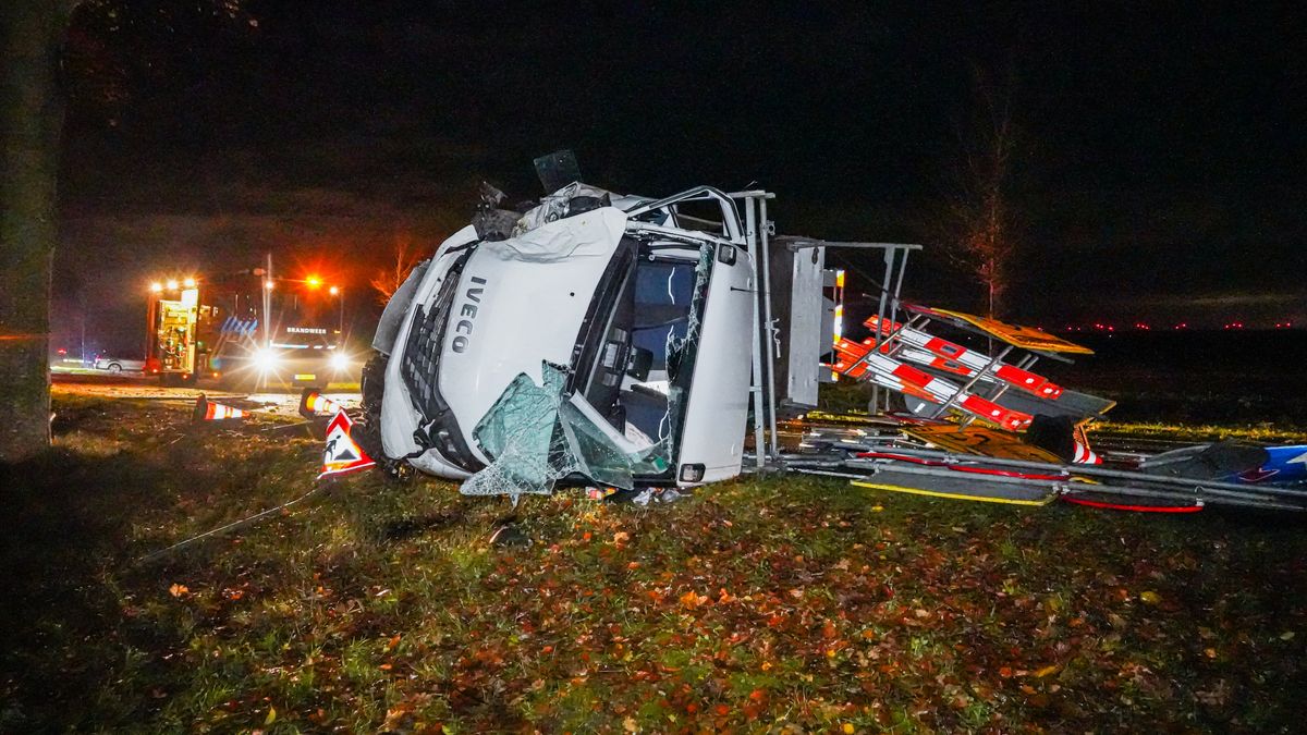 Wegwerkersbus raakt bomen bij Annerveenschekanaal en eindigt op zijkant