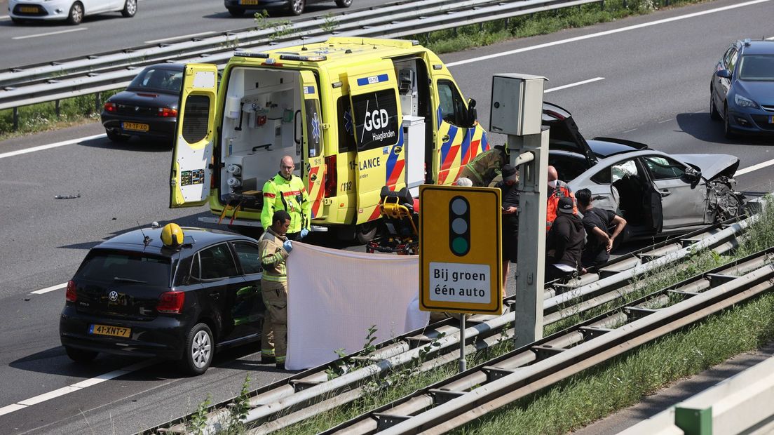 De A13 is afgesloten bij Delft na een ongeluk met meerdere auto's