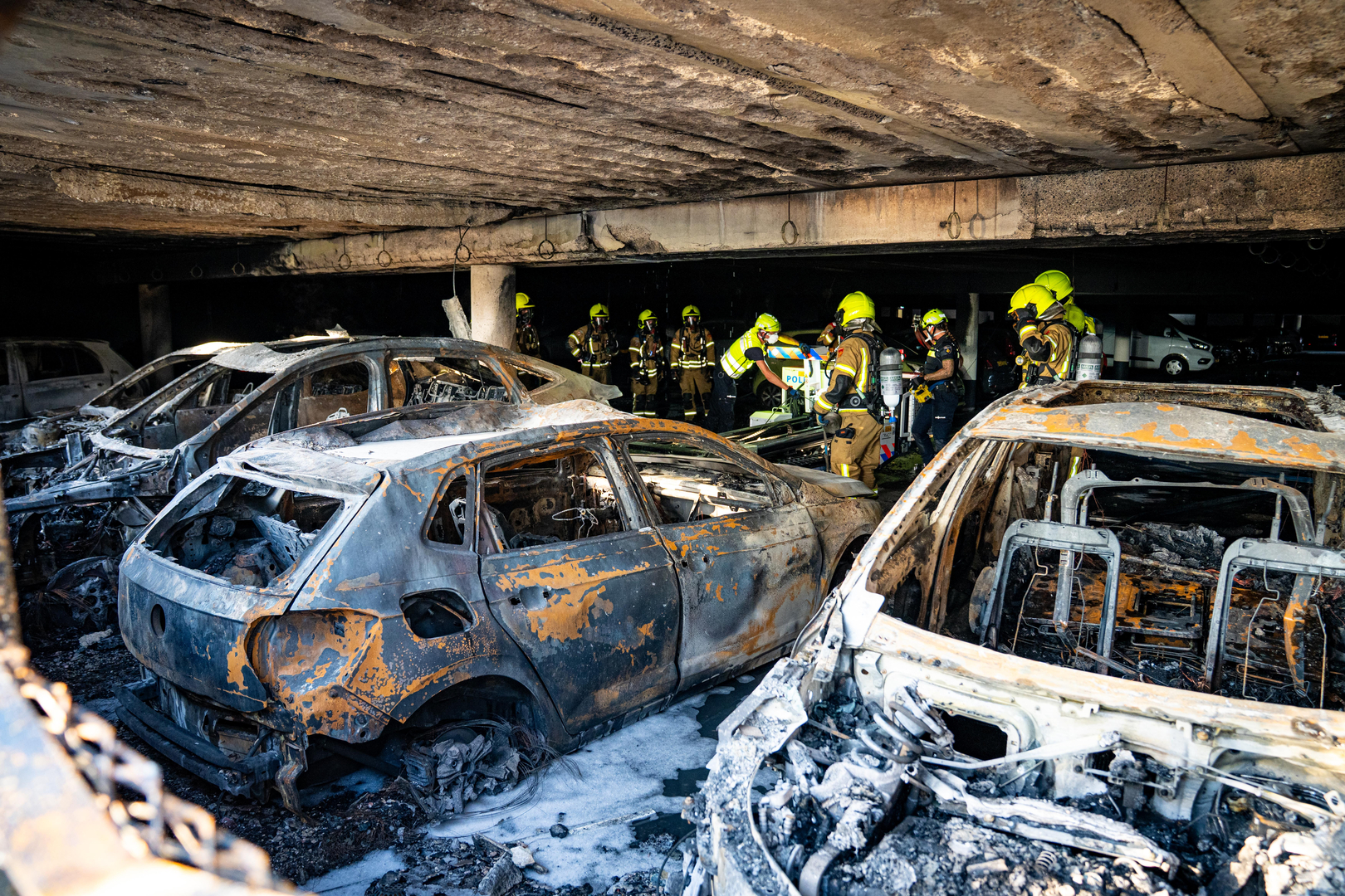 Van de auto's is weinig meer over.