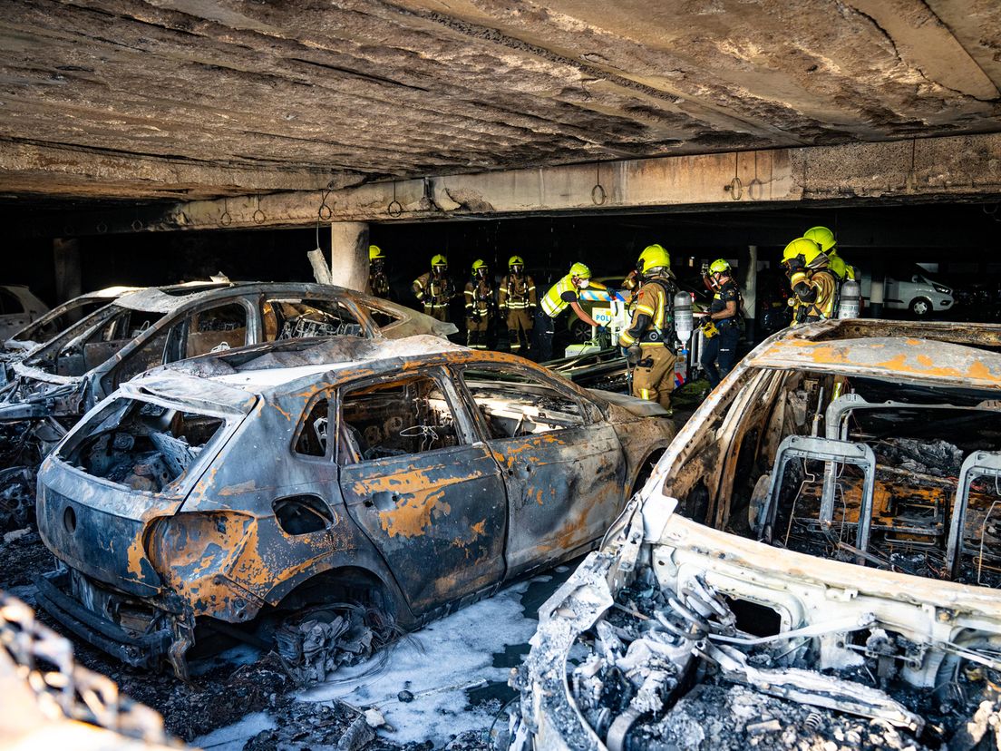 Van de auto's is weinig meer over.