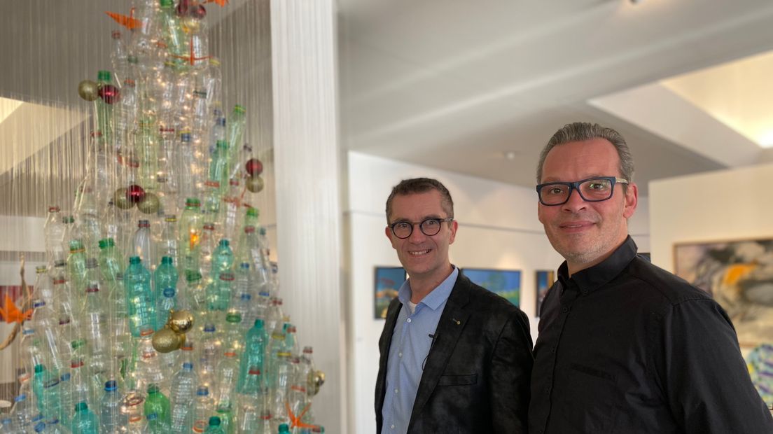 Ingo Leth en Peter Boonstra bij de eerste kerstboom van flessen