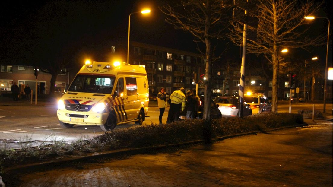 Voetganger geschept door auto in Deventer