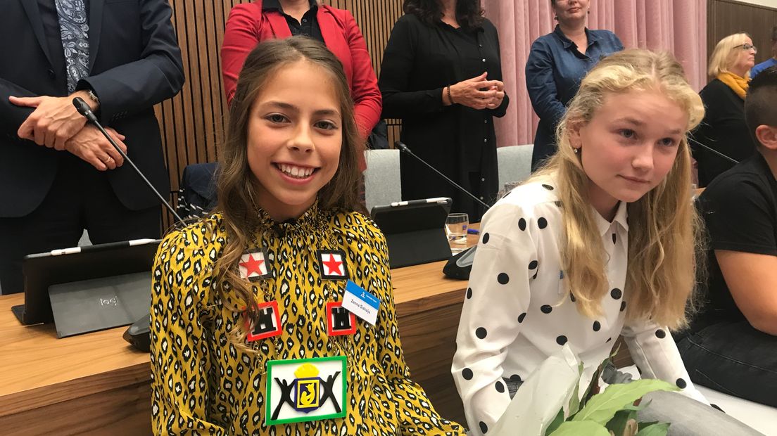 Zenna Siahaija en Luna Venema: de  kinderburgemeester van Assen en de loco-burgemeester (Rechten: RTV Drenthe / Margriet Benak)