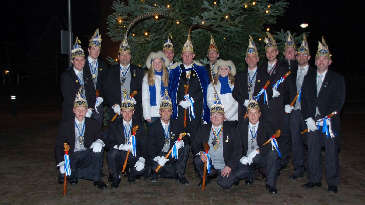 De Maskotters danken Ottersum met een kerstboom