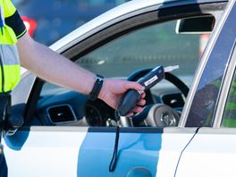 Man weigert politiebureau te verlaten, vlam slaat daarna in de pan