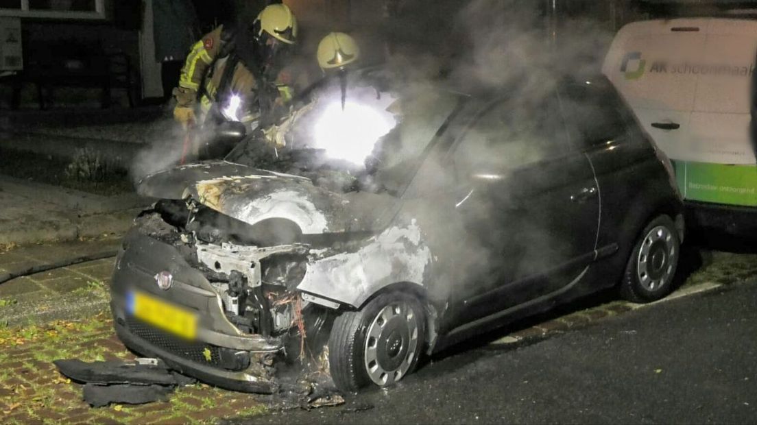 Bij aankomst van de brandweer stond de auto al in lichterlaaie