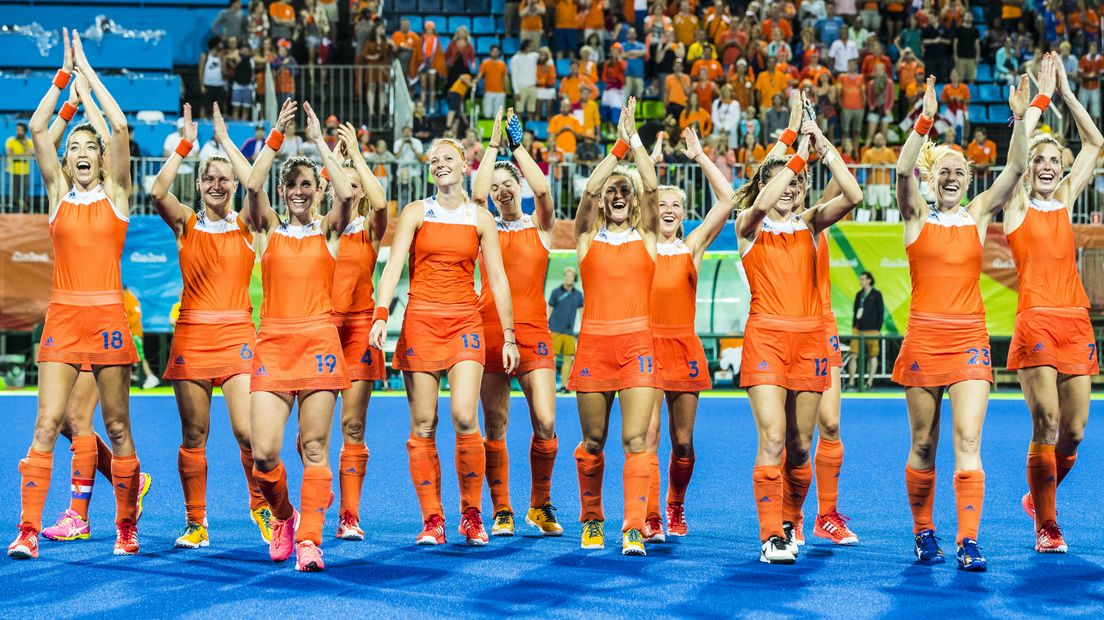 Naomi van As (links) juicht met Oranje op de Olympische Spelen in Rio.