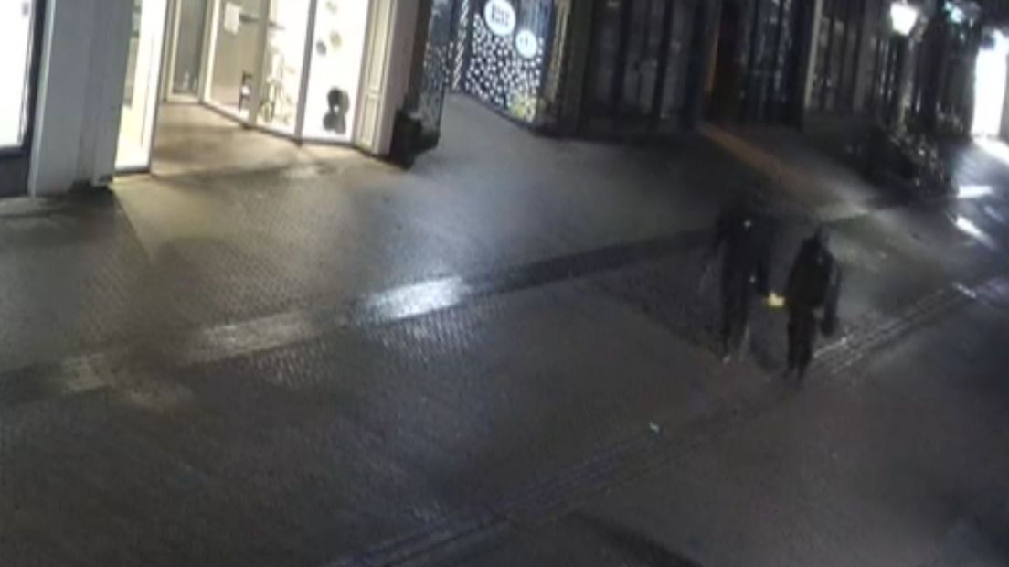 Inbrekers lopen met metalen stormram door Oudestraat Kampen