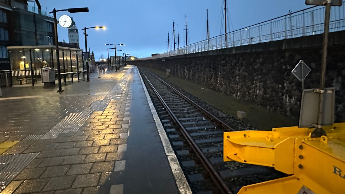 Auto's van de weg door gladheid | Geen treinen naar Stavoren en Harlingen Haven