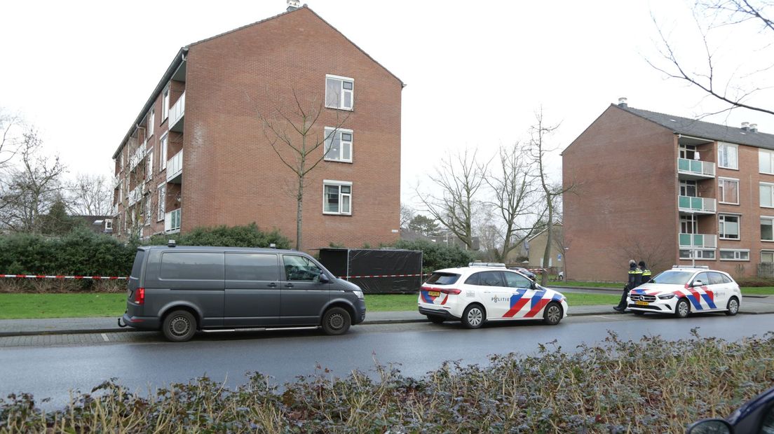 Politie onderzoekt toedracht dode op straat