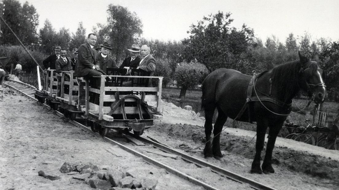 Provinciebestuur en ambtenaren inspecteren vanuit smalspoorkarretjes wegwerk bij Willeskop. Links vooraan Anton Mussert.