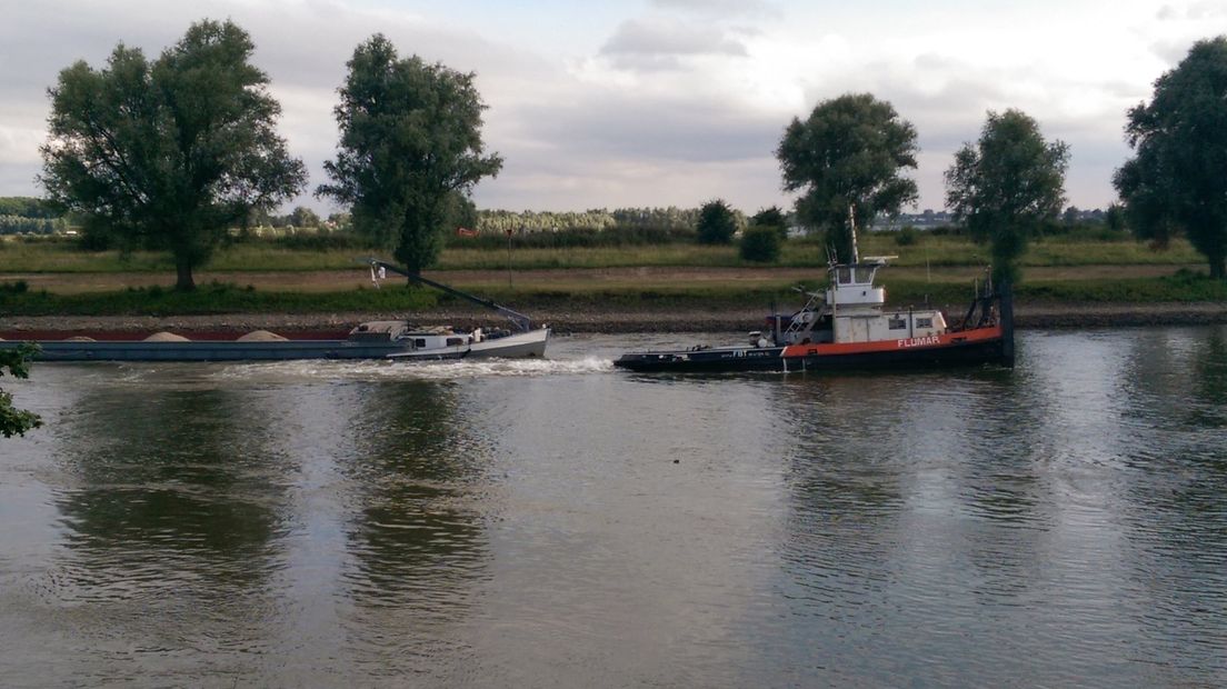 Op de IJssel bij De Steeg heeft dinsdag een groot deel van de dag een binnenvaartschip vastgelegen.Het schip dat grind en zand vervoert, liep 's middags vast.