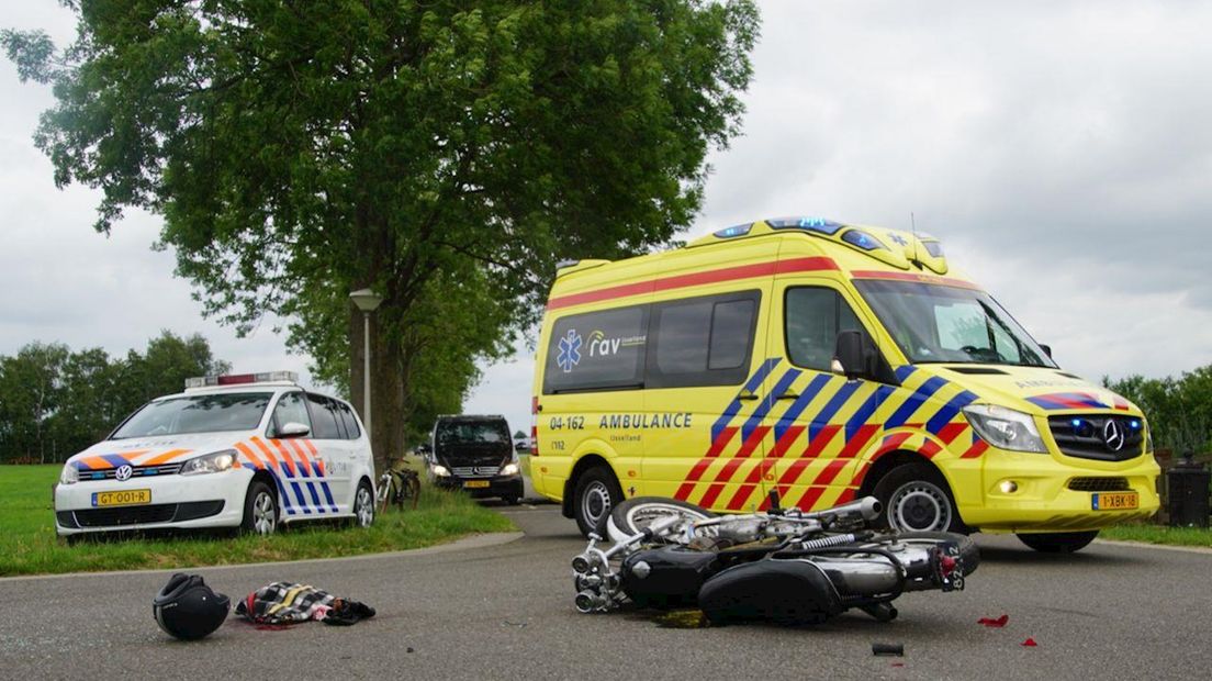 Motor botst op auto in Nieuwleusen