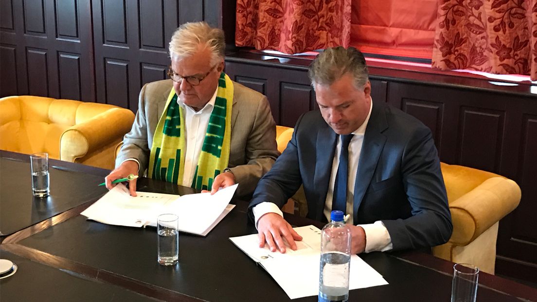 Cars Jeans-directeur Cees van Bueren en ADO-directeur Mattijs Manders ondertekenen het contract