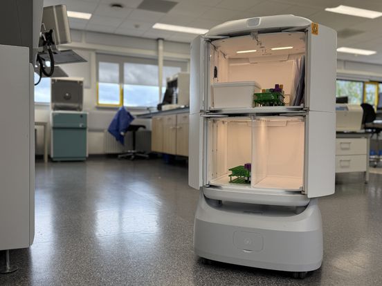 Robot Robbie heeft de minst geliefde taak van labpersoneel in het Scheperziekenhuis in Emmen overgenomen