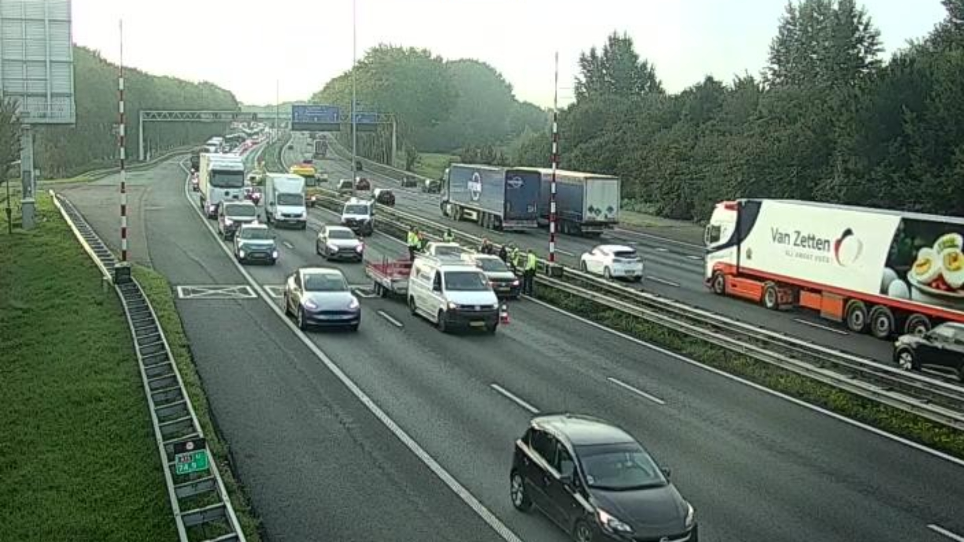 Op de A15 is een file ontstaan richting Rotterdam.