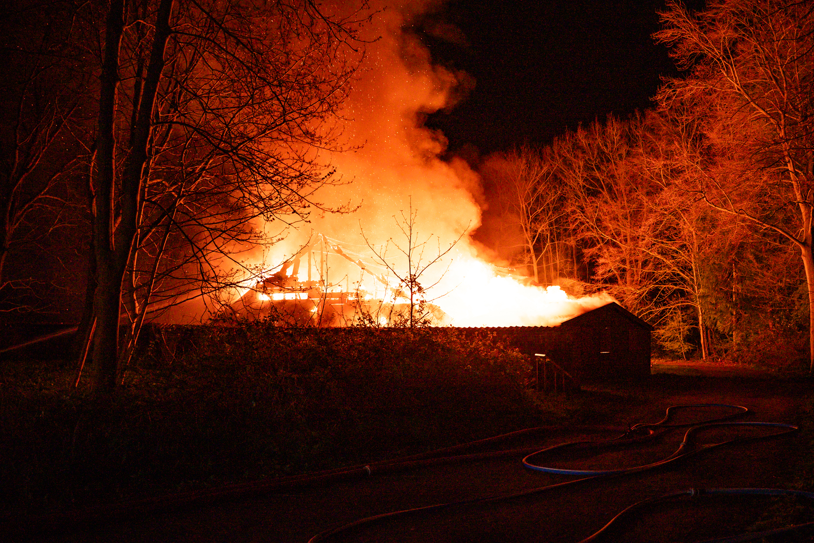 Brand in schuur zorgt voor vuurzee, ook asbest vrijgekomen