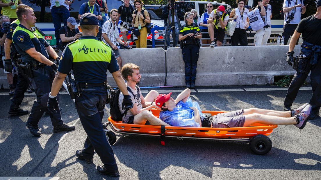 Sommige demonstranten worden op karretjes afgevoerd