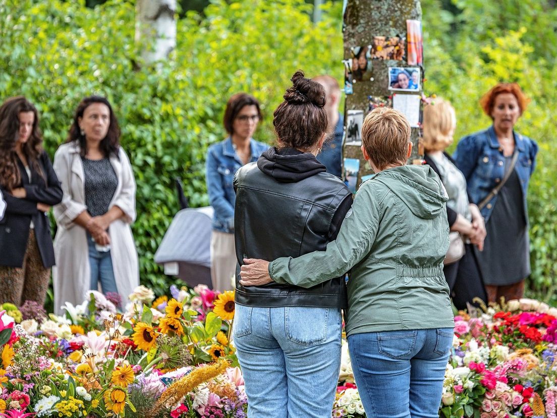 Op de ochtend van het afscheid rouwen nabestaanden om de 16-jarige Zara