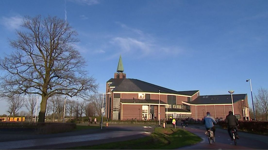 Terwijl kerken elders Nederland leeglopen, groeit het geloof in Barneveld harder dan ooit. In 2008 bouwden orthodox gereformeerden twee nieuwe mega-kerken voor duizenden bezoekers.