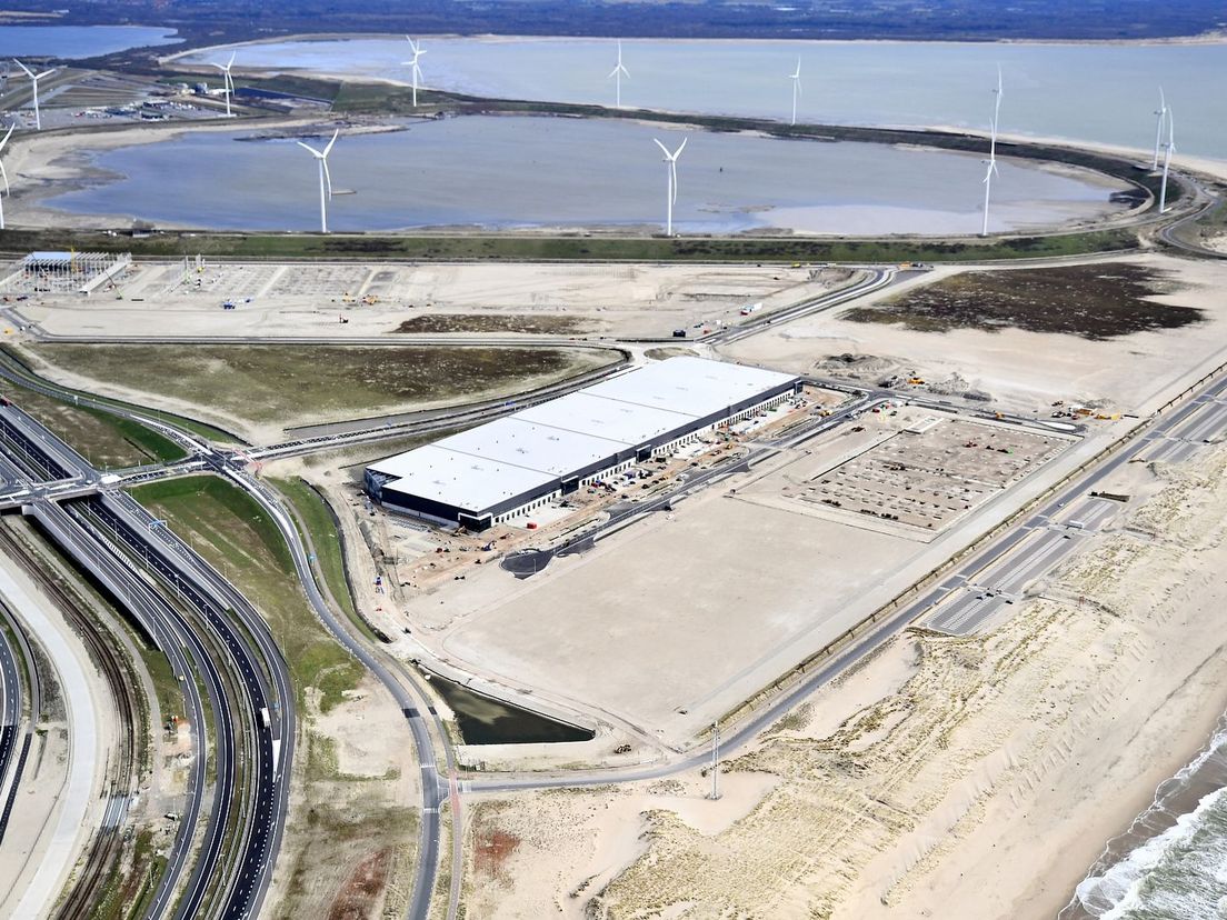 Een luchtfoto van de Maasvlakte waar het HEC gebouwd wordt